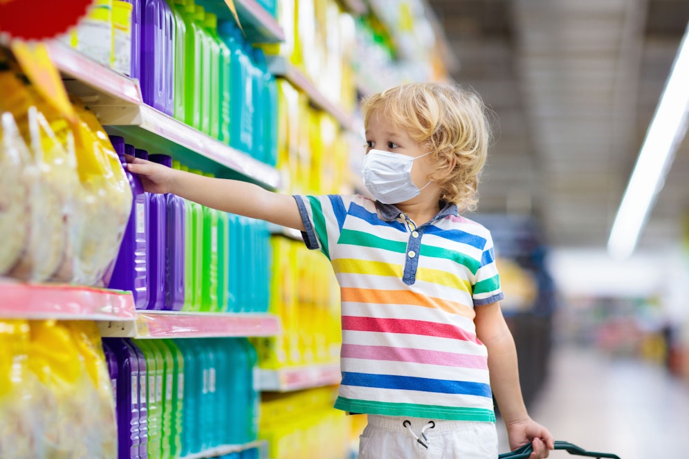 Ein kleiner Bub mit Schutzmaske in einem Supermarkt. (Symbolbild)