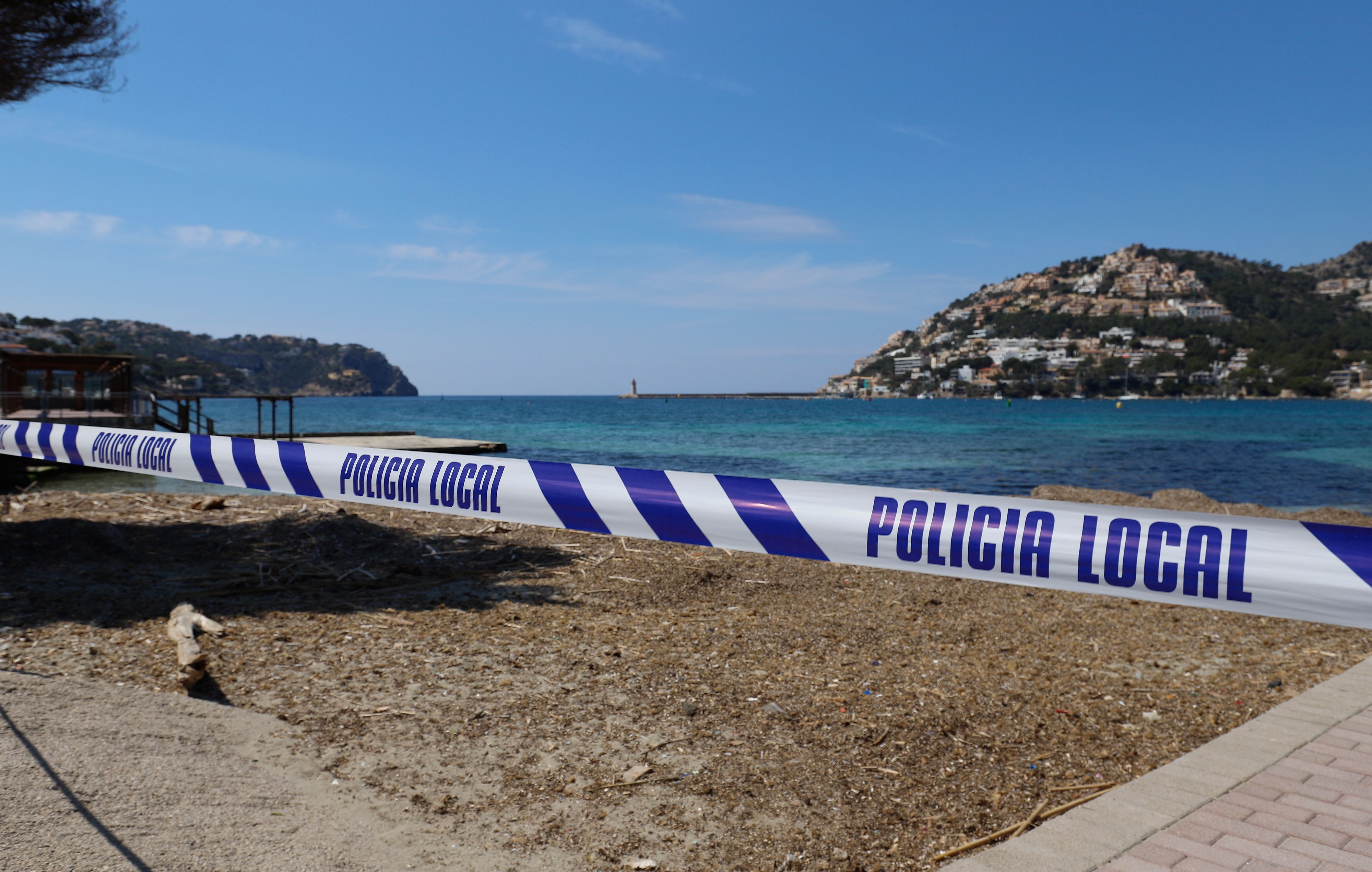 Download von www.picturedesk.com am 11.06.2021 (18:08).  10 April 2020, Spain, Port Andratx: A police cordon is used to block access to a beach on the island of Mallorca. Normally the holiday season on Mallorca starts at Easter. Photo: Clara Margais/dpa - 20200410_PD5950 - Rechteinfo: Rights Managed (RM)