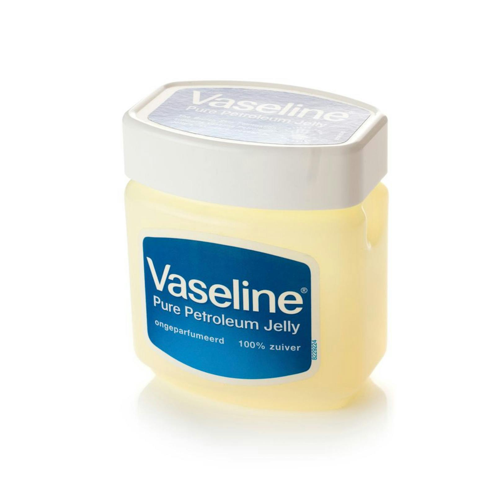 Ein ebenso bewährtes Hausmittel gegen wunde Oberschenkel ist Vaseline: Das klassische Schmiermittel wird einfach auf die Haut aufgetragen und kann für kurze Zeit die Reibung verringern.