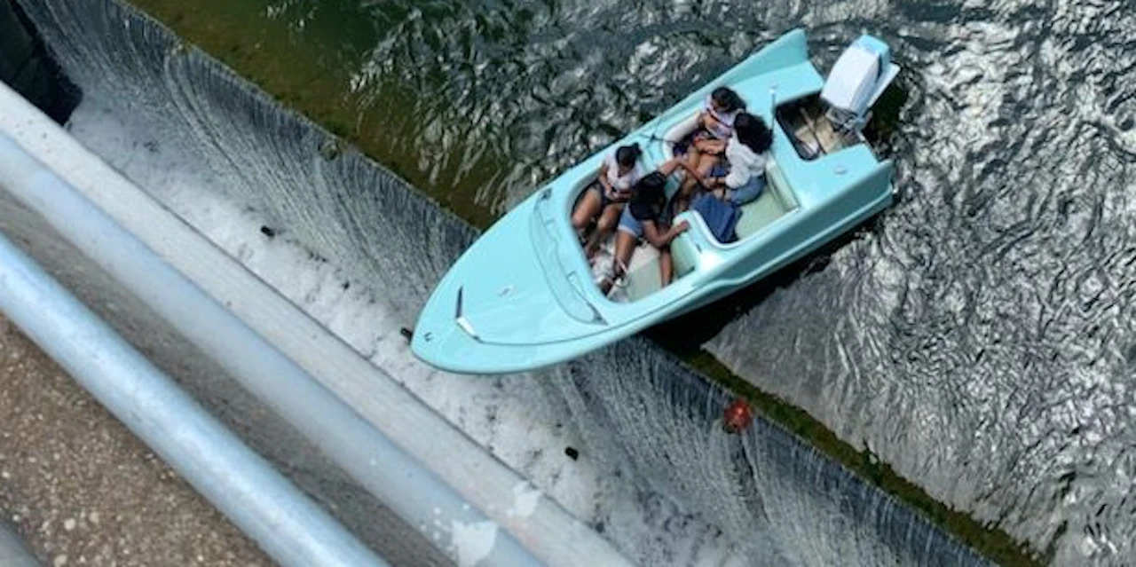 Boot droht Wasserfall hinab zu stürzen, doch dann ... - Vimarsana News