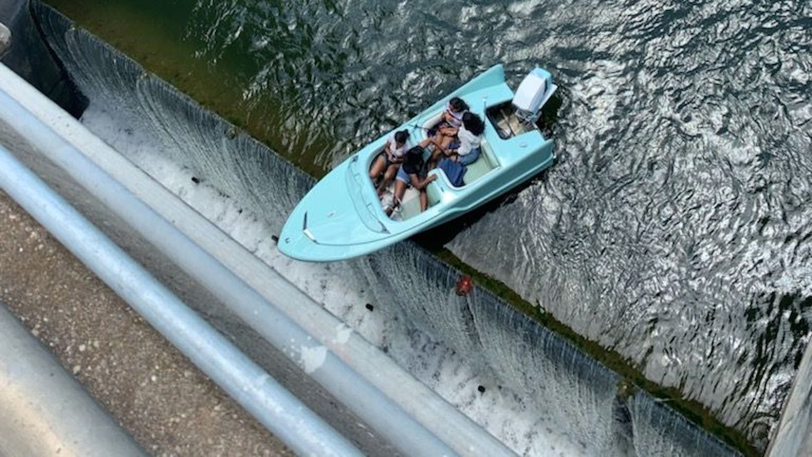 Helfer retten Boot am Abgrund einer Schleuse