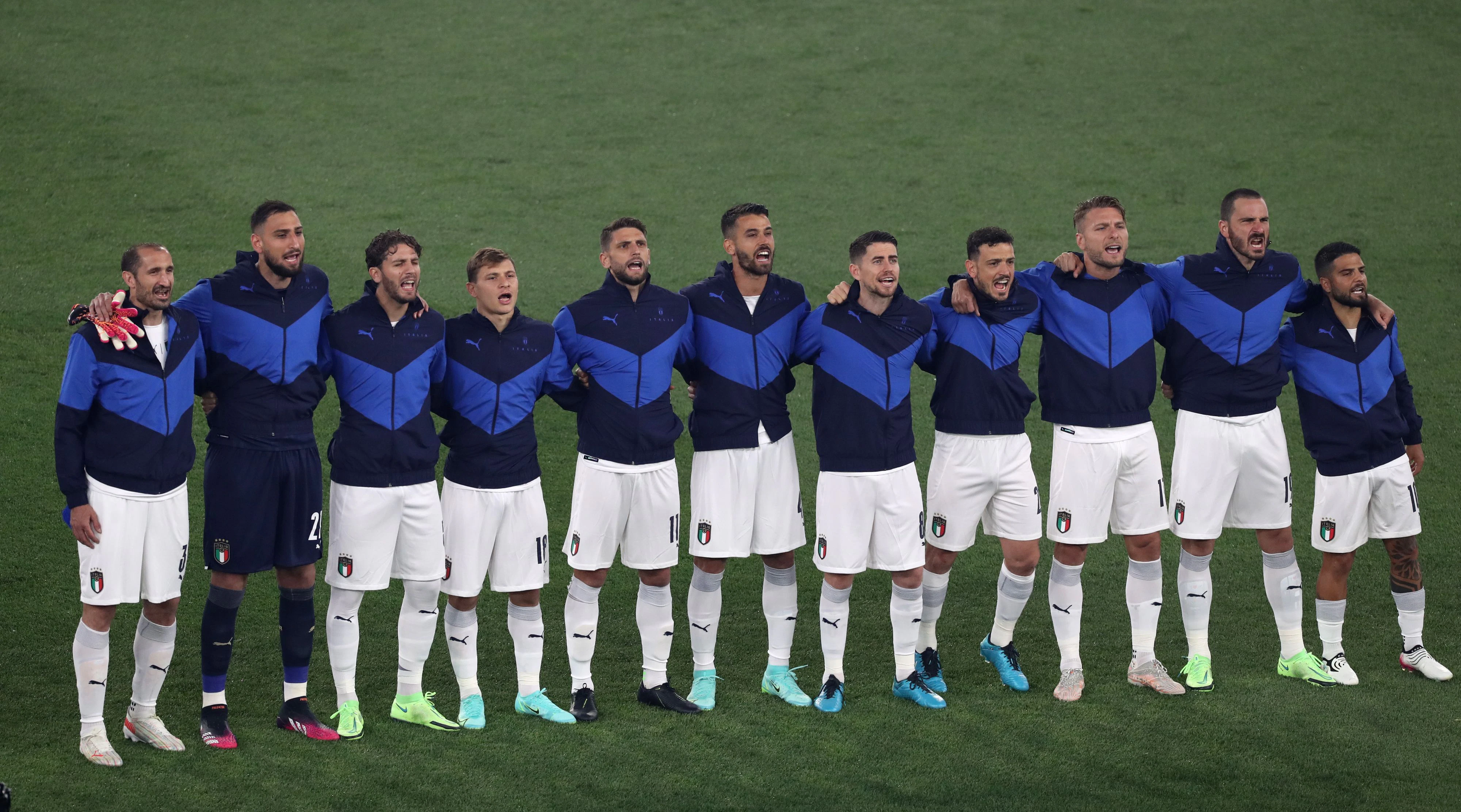 Die Italiener singen ihre Hymne mit Leidenschaft.