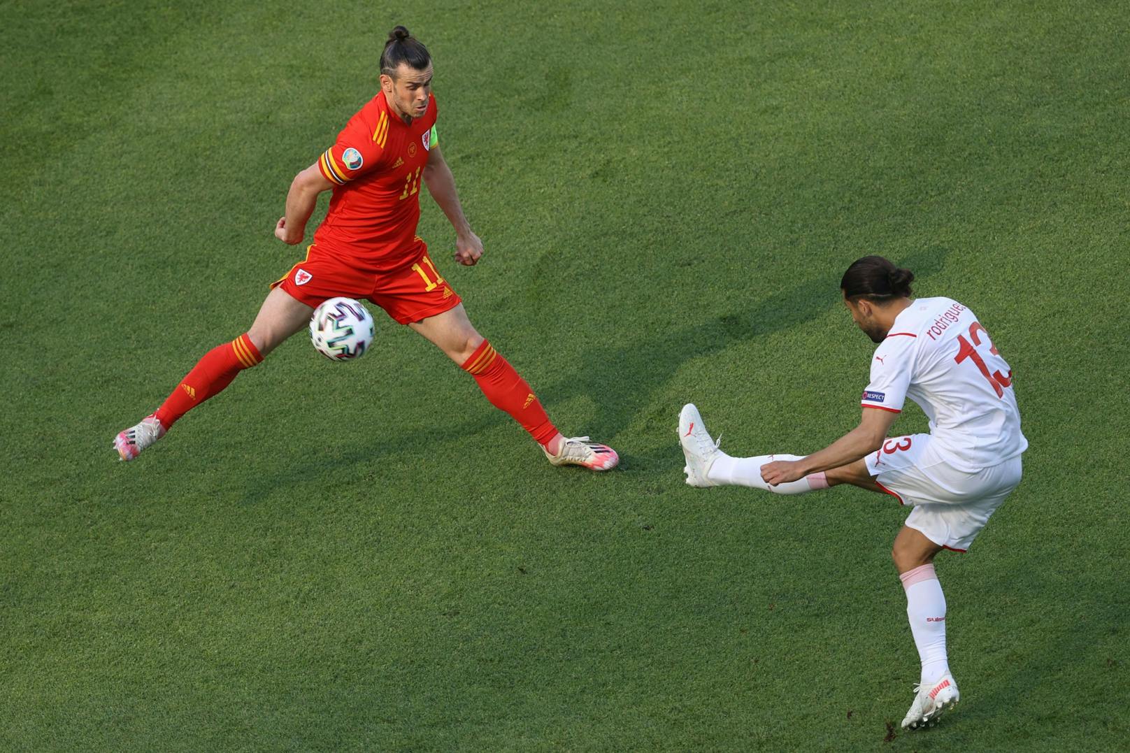 Ricardo Rodriguez schießt an Gareth Bale vorbei. 