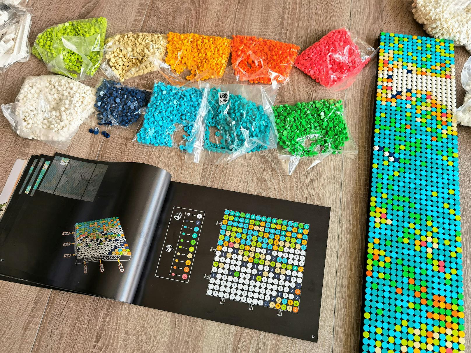 LEGO nimmt es laut Anleitung mit den Ozean-Fliesen übrigens nicht so genau. Hält man sich exakt an die Farbgebung der Anleitung, dauert der Bauvorgang gut 20 Stunden, da Fliese für Fliese die "richtige" Farbe eingesetzt wird.