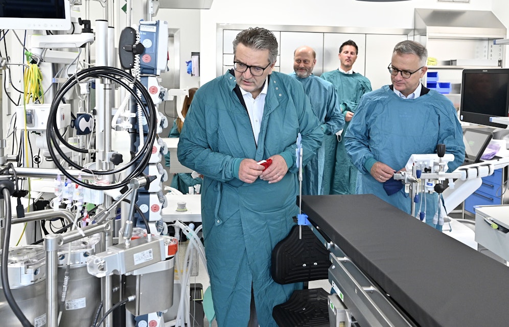 Wiens Gesundheitsstadtrat Peter Hacker (SPÖ), AKH-Wien-Direktor Herwig Wetzlinger, der stellvertretende Pflegedirektor Manuel Kristler und Rektor Markus Müller von der MedUni Wien bei der Besichtigung des voll ausgebauten Kinder-OP-Zentrums mit neuer Intensivstation im AKH.