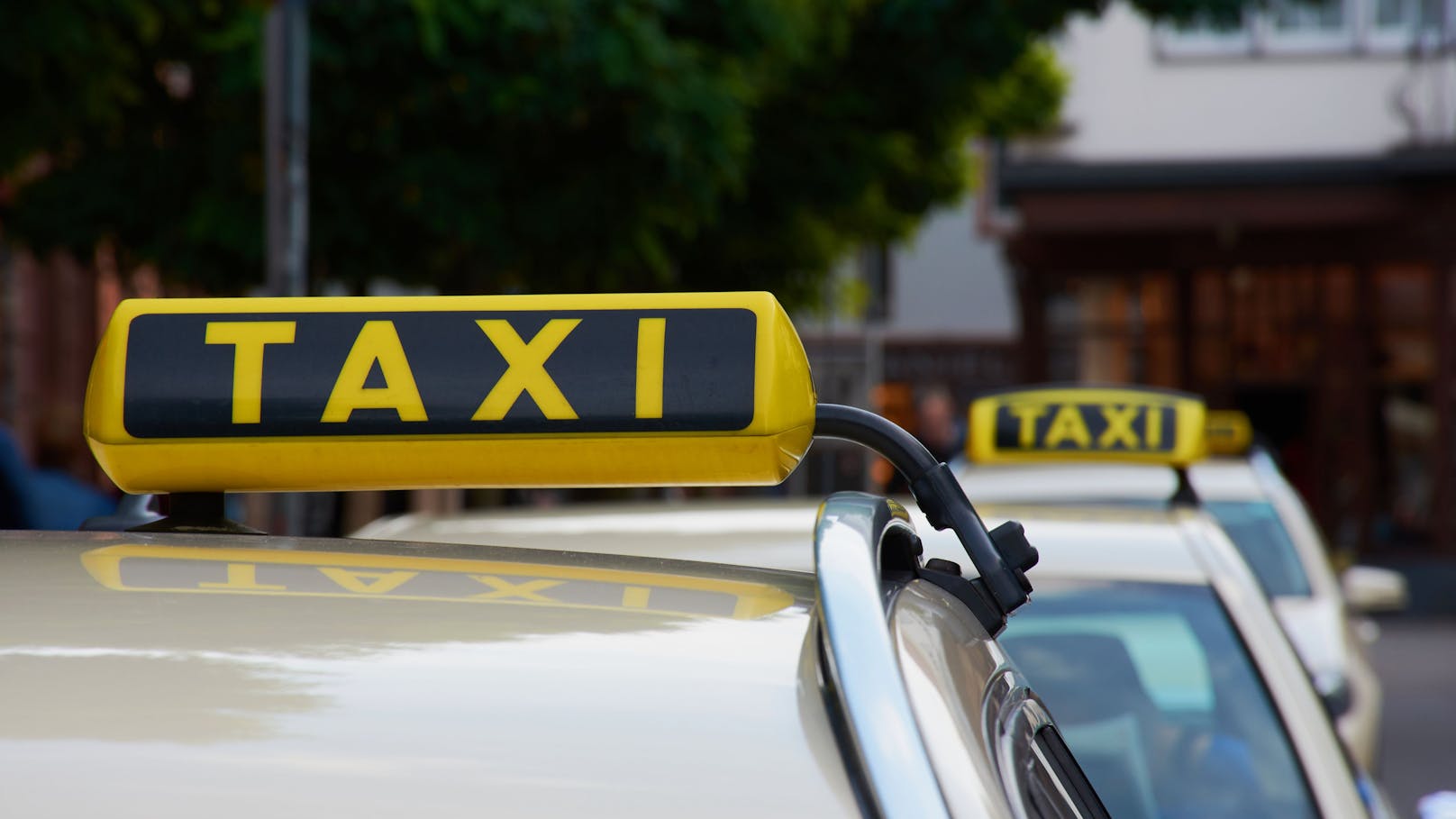 Ein Taxifahrer im Bezirk Braunau soll am Samstag von einem 20-Jährigen mit einer Schusswaffe bedroht worden sein.