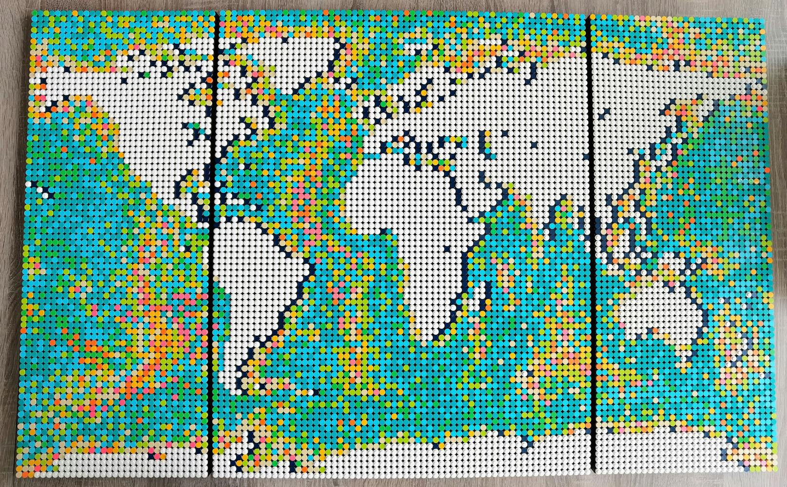 Vor allem in Zeiten erschwerter Reisebedingungen, Lockdowns und Länder-Abschottungen lässt und die LEGO Art World Map träumen. Gut gefällt, dass LEGO sich für eine bunt-weiß-gemixte Farbgebung entschieden hat.