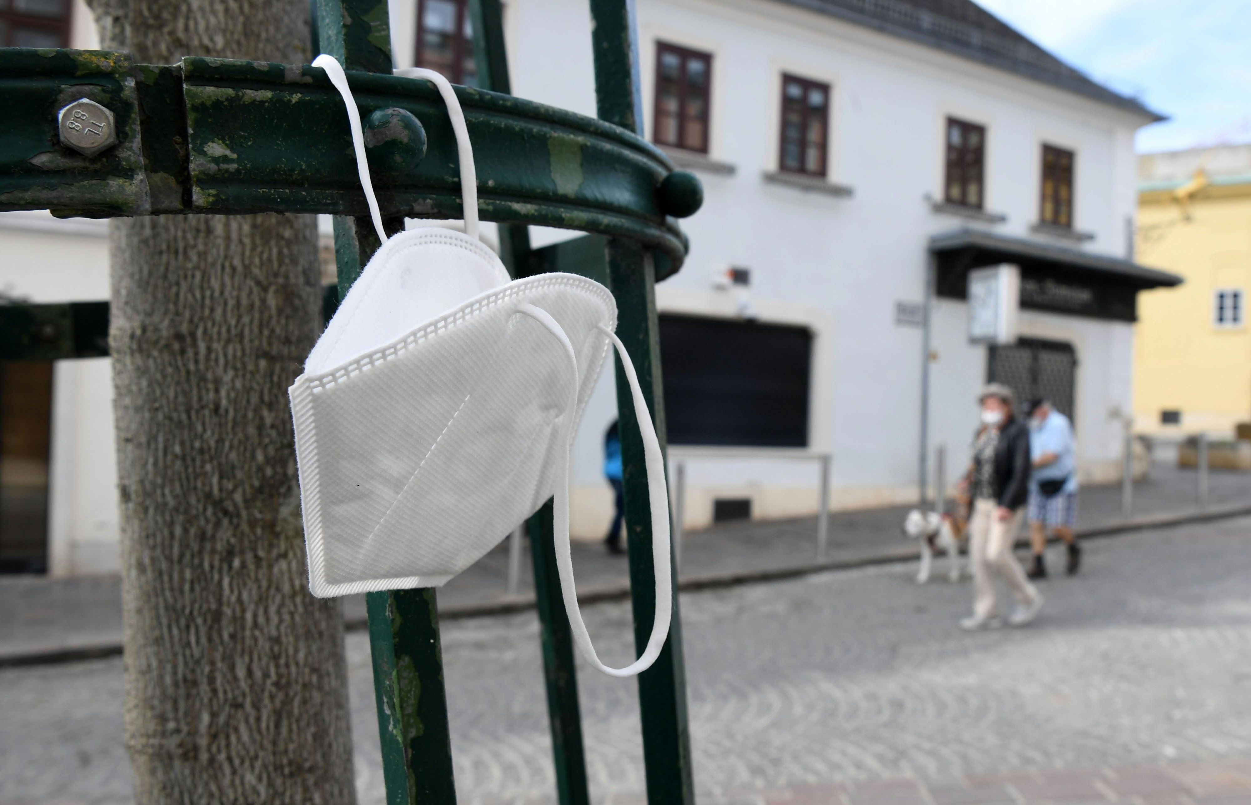 Eine FFP2-Maske hängt an einem Metallgitter in der Innenstadt von Eisenstadt