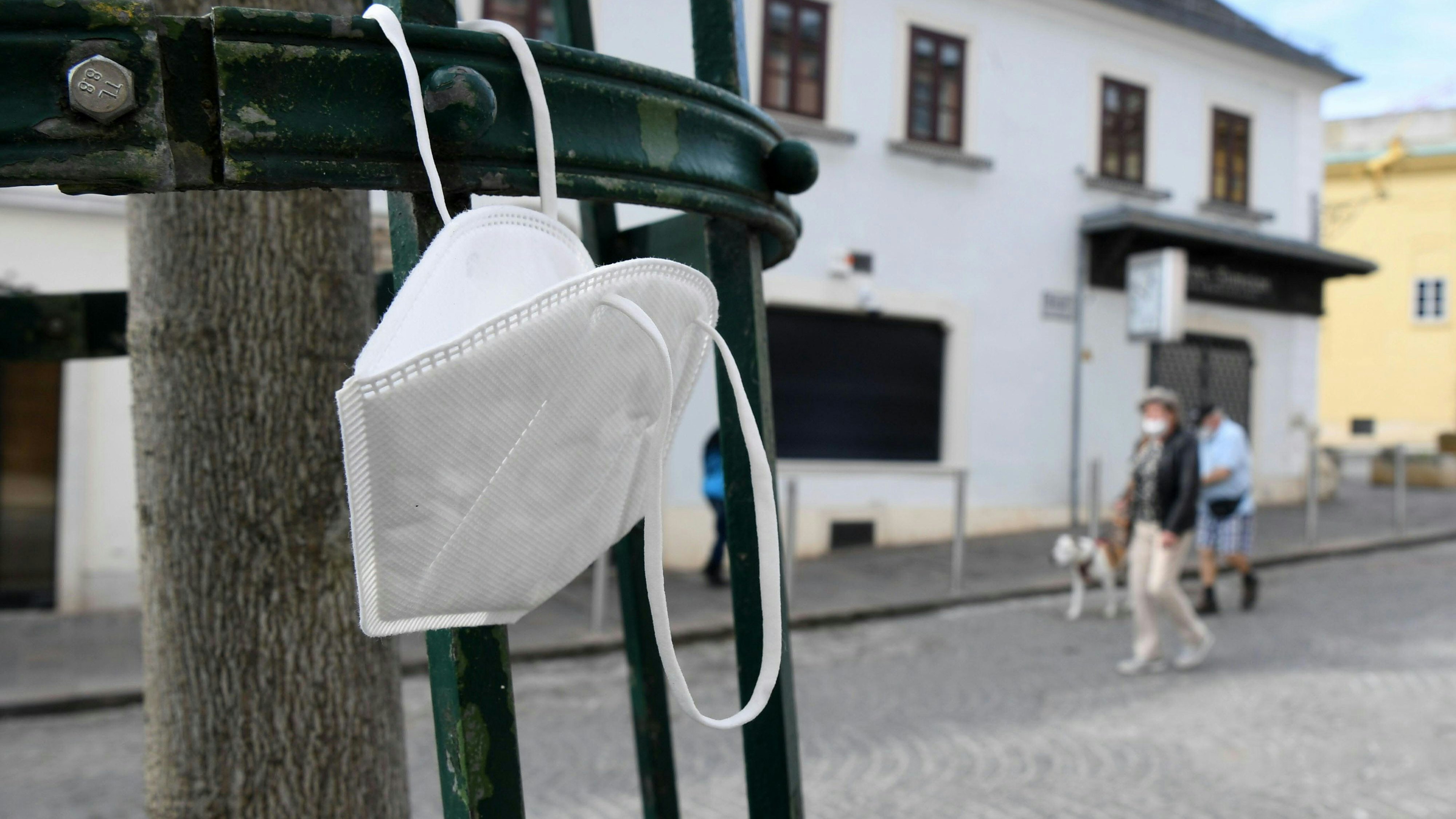 Eine FFP2-Maske hängt an einem Metallgitter in der Innenstadt von Eisenstadt