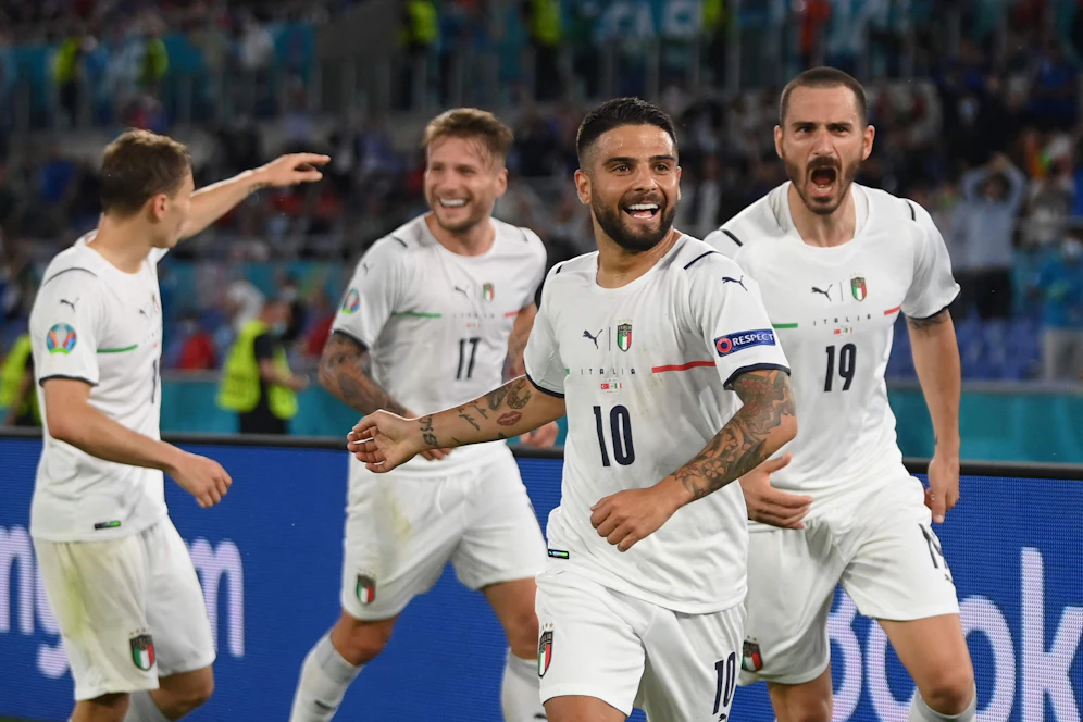 Lorenzo Insigne und seine Kollegen jubeln über das 3:0.