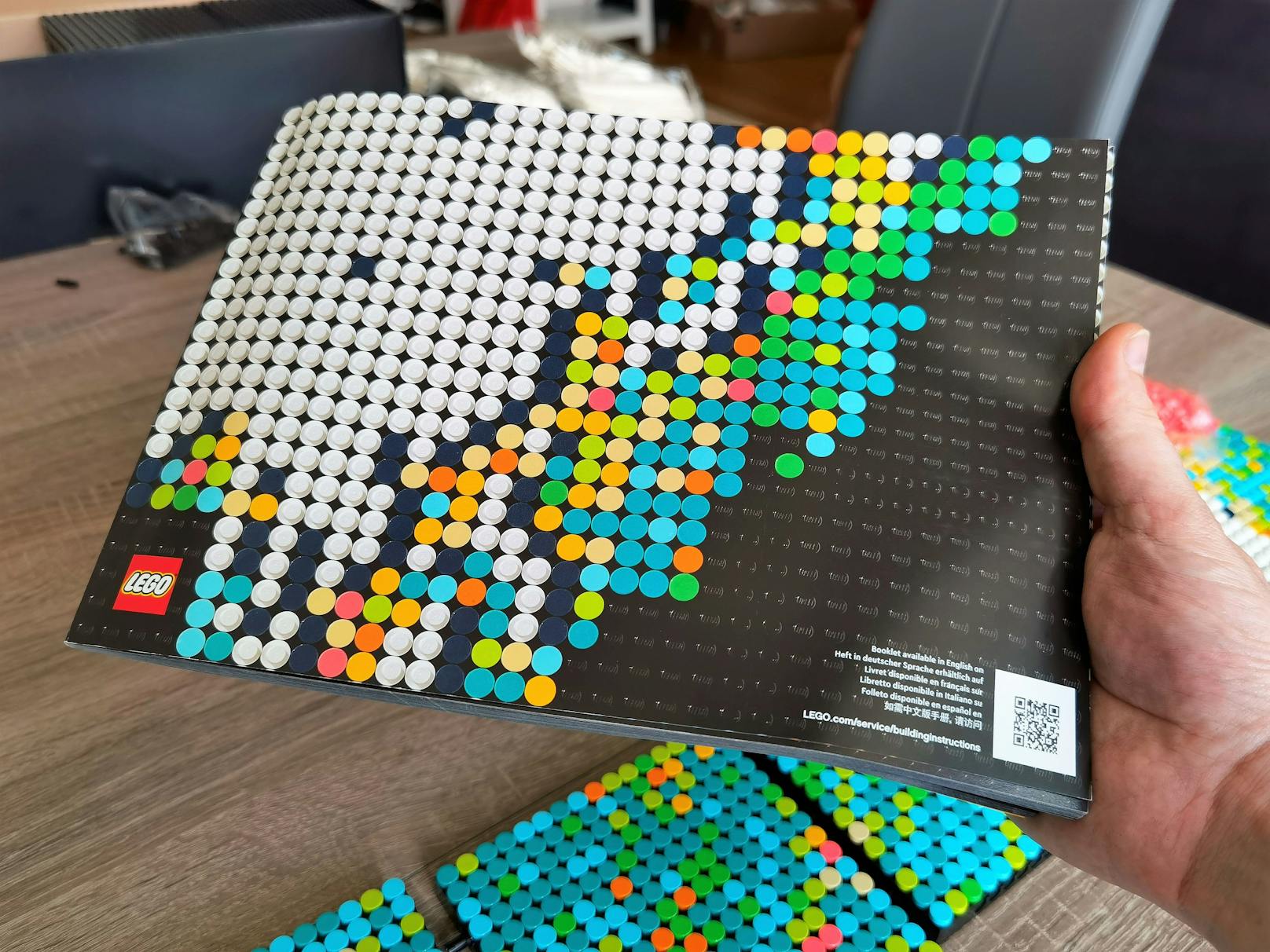Das Mosaik-Set richtet sich an LEGO-Fans ab 18 Jahren, ist mit 249,99 Euro trotzdem günstiger als die bisher größten Bastel-Sets und zeigt mit 104 x 65 Zentimetern Größe auch mit seinen Maßen.