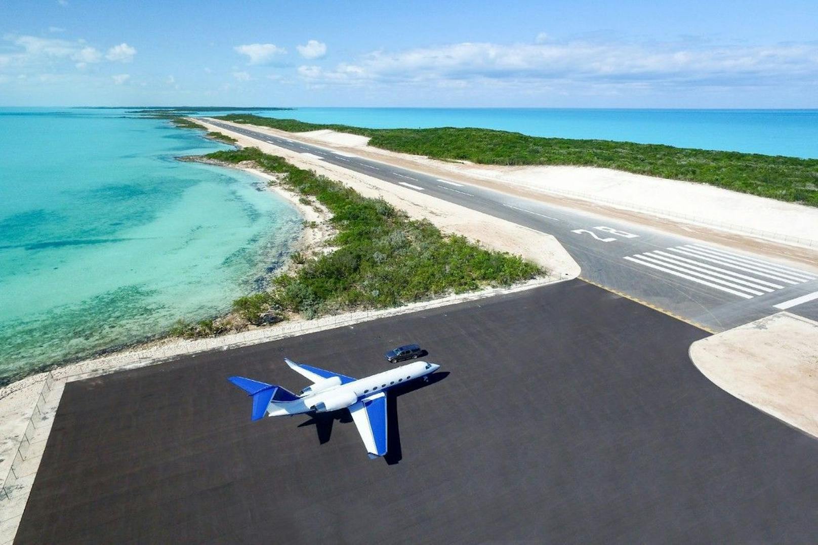 Die größten Kaufargumente für "Blue Island": Die&nbsp;unschlagbare Privatsphäre und der eigene Flughafen.