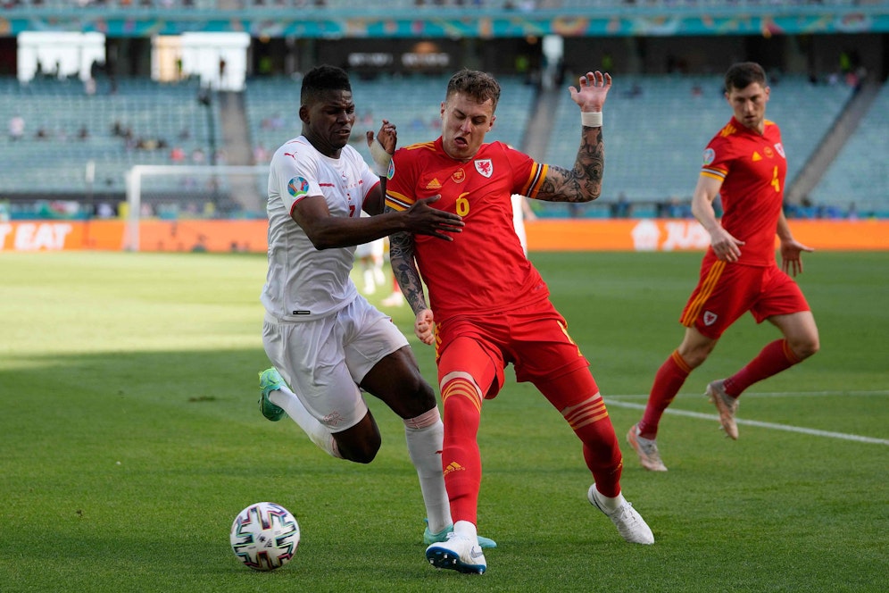 Breel Embolo kommt nicht an Joe Rodon vorbei. 