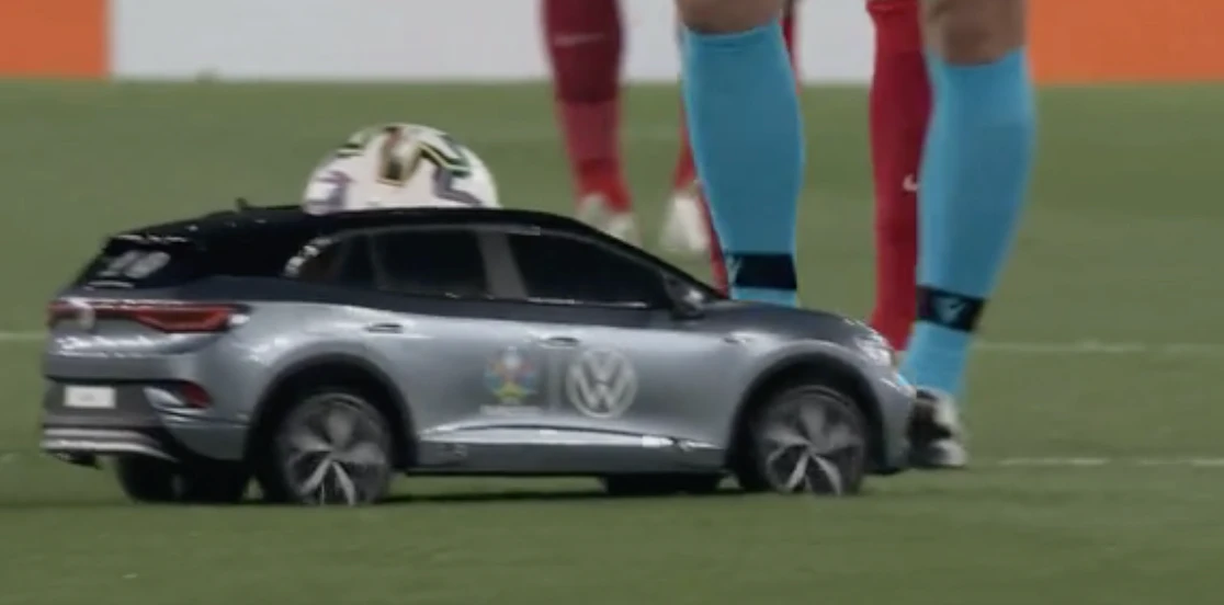 Dieses Spielzeugauto lieferte dem Schiri vor dem Anpfiff den Spielball.