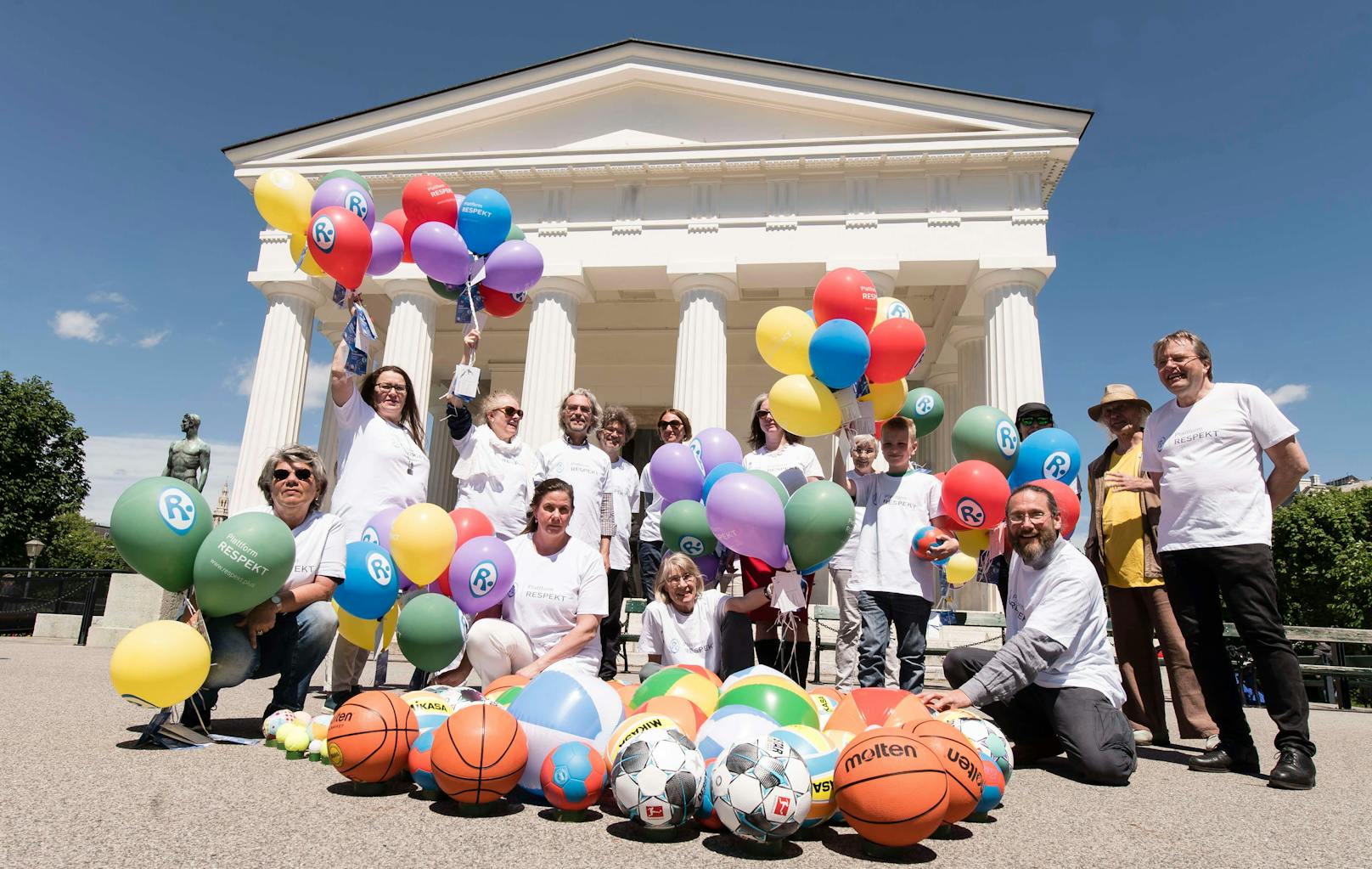 Aktivisten der Plattform RESPEKT mit Luftballons und Banner vor Theseus-Tempel im Volksgarten.