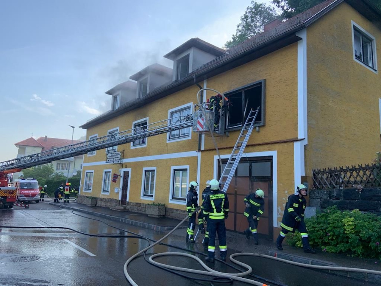 Heute.at - Frau (82) bei Wohnhausbrand in Aggsbach-Dorf verletzt