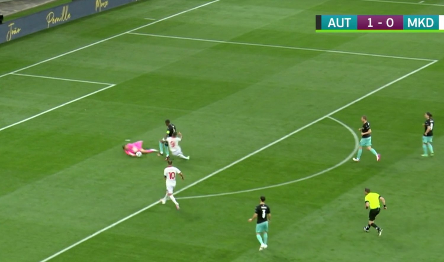 Bachmann muss hier zugreifen, kann den Ball aber nicht fixieren.