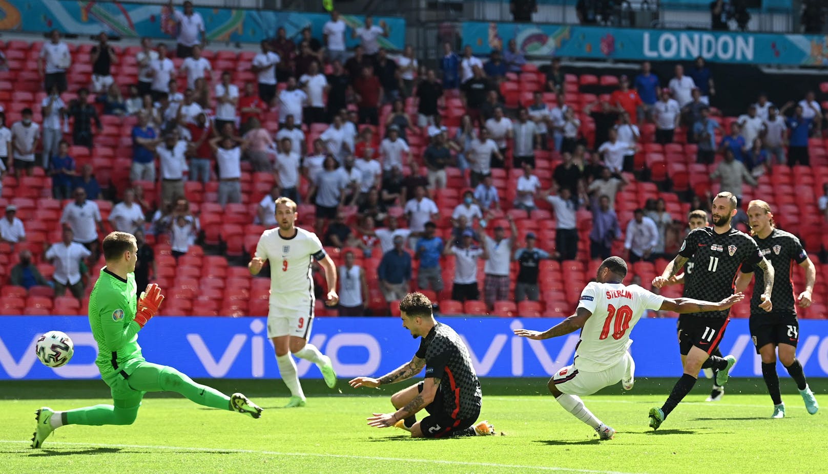 Raheem Sterling bringt England gegen Kroatien in Führung.