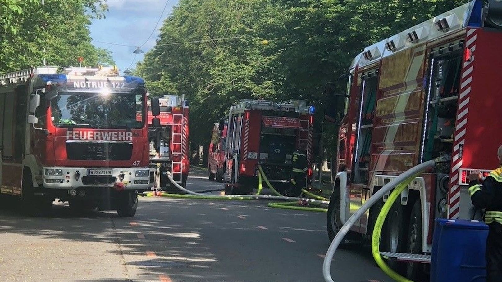 Die Wiener Feuerwehr war mit 17 Fahrzeugen vor Ort