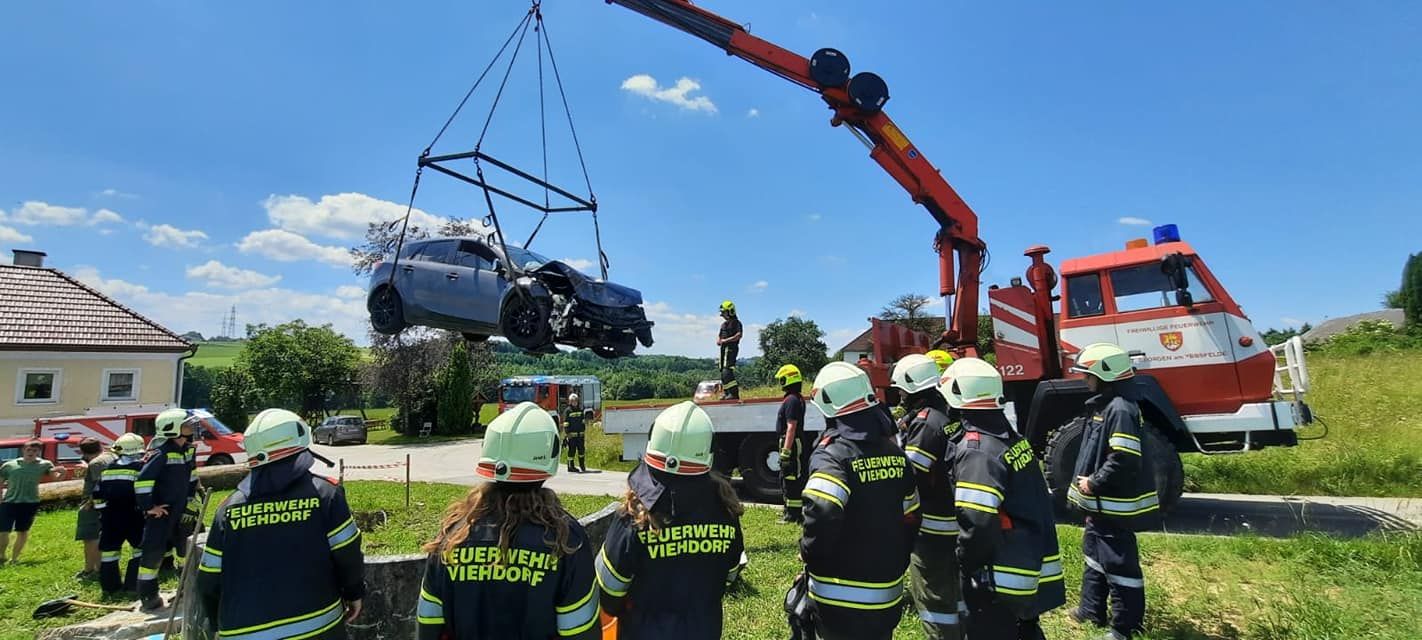 Die Feuerwehr barg das Unfallwrack.