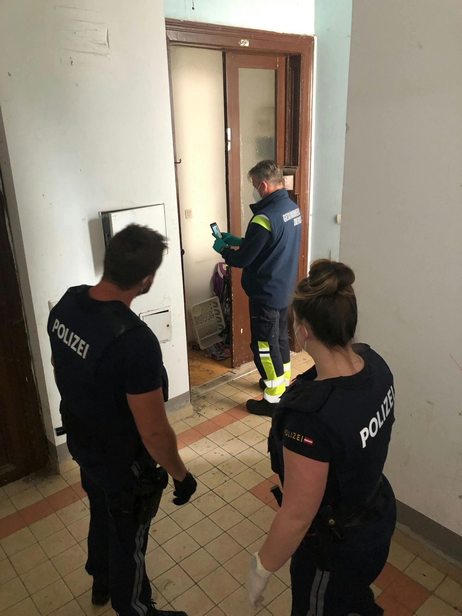 Gruppe Sofortmaßnahmen und Polizei kontrollierten das Horror-Haus in Brigittenau. Zahlreiche Mängel wurden dabei aufgedeckt.