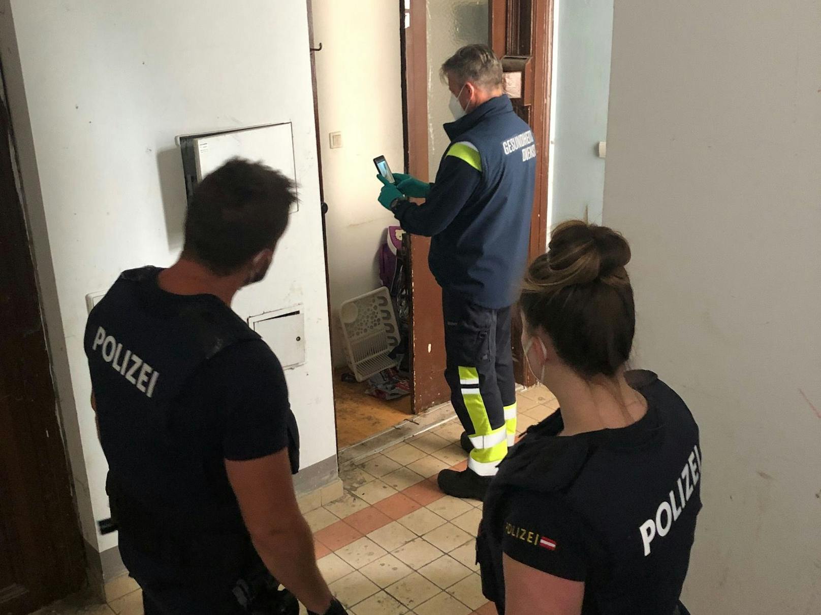 Gruppe Sofortmaßnahmen und Polizei kontrollierten das Horror-Haus in Brigittenau. Zahlreiche Mängel wurden dabei aufgedeckt.