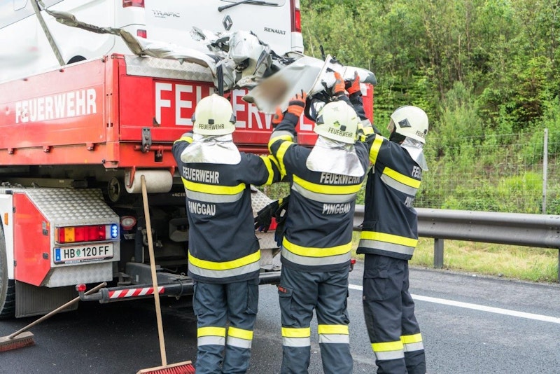 Der Kleinbus wurde total aufgerissen.