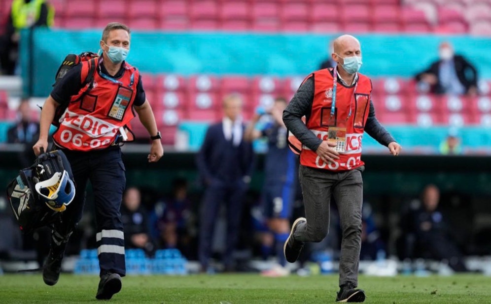 Dänemark-Teamarzt Martin Boesen (r.)