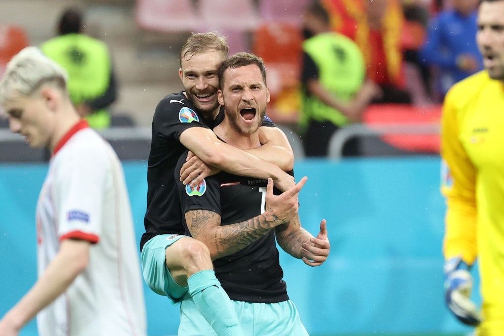 Marco Arnautovic jubelt mit Konrad Laimer über das 3:1.