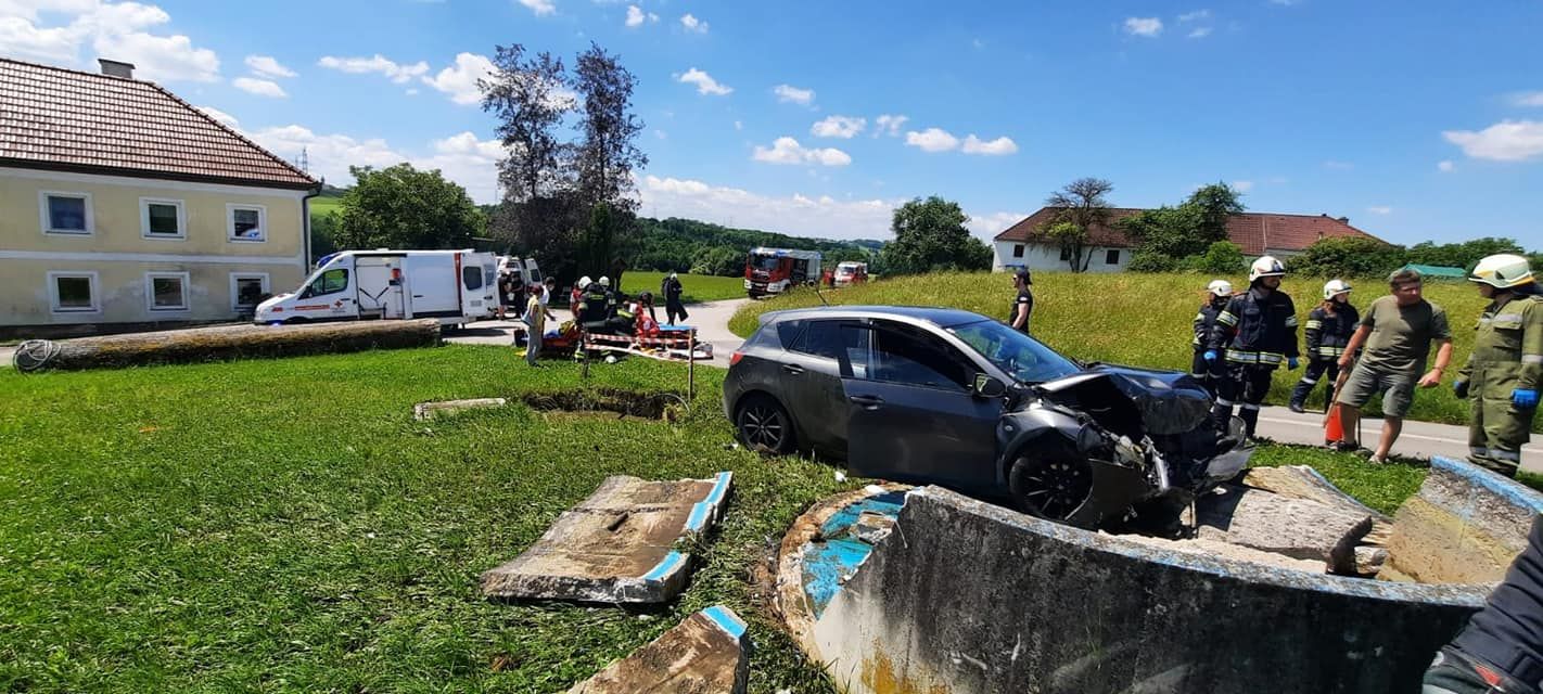 Der Lenker kam von der Straße ab.