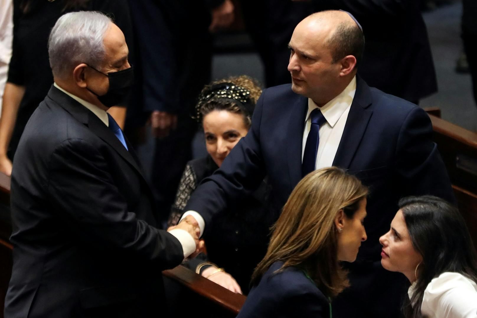 Links der alte, rechts der neue Premier: Benjamin Netanyahu gratuliert seinem Nachfolger Naftali Bennett.