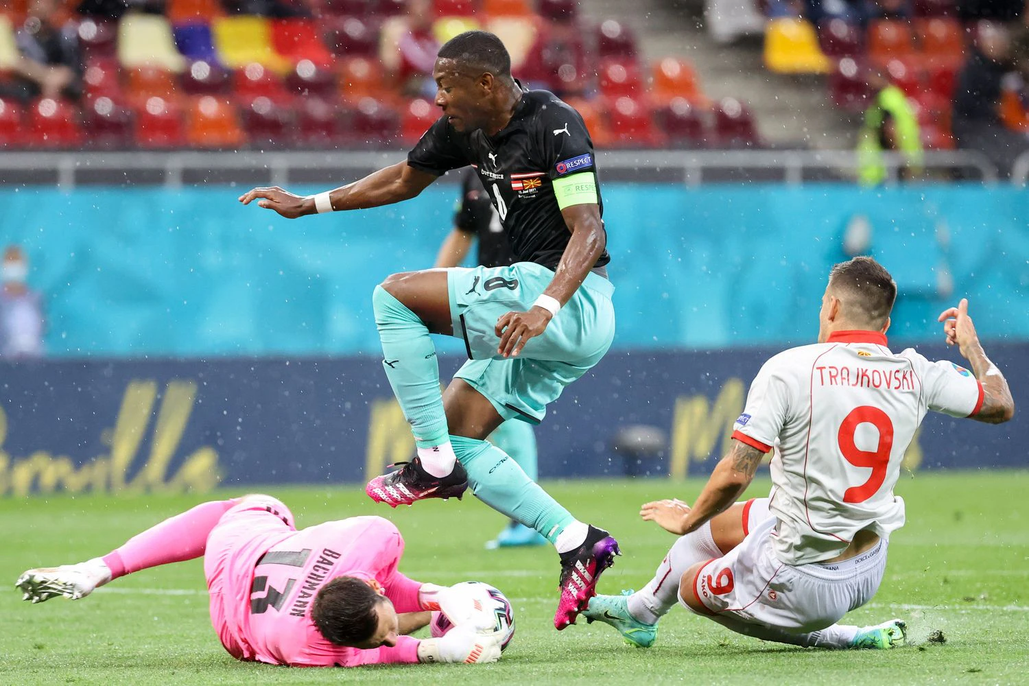 Goalie Daniel Bachmann offenbarte nach souveränen Tests gegen England und die Slowakei erste Schwächen. Beim Gegentor rutschte ihm der Ball aus den Händen – hier im Bild zu sehen. Er landete beim einschussbereiten Pandev. Ansonsten fielen Unsicherheiten im Aufbau auf. Abwehrchef Alaba wurde zwei Mal laut, nachdem er Passaufforderungen des Real-Neuzuganges ignoriert hatte.
