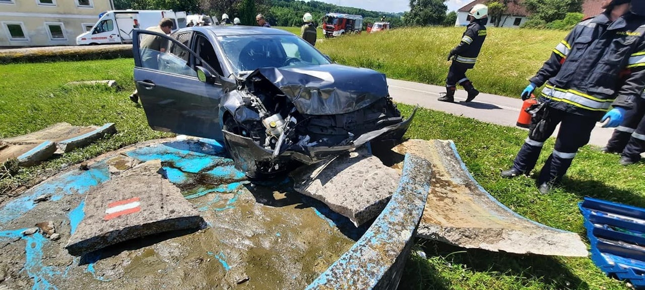 Heute.at - Drei Personen nach Crash gegen Betonbrunnen verletzt