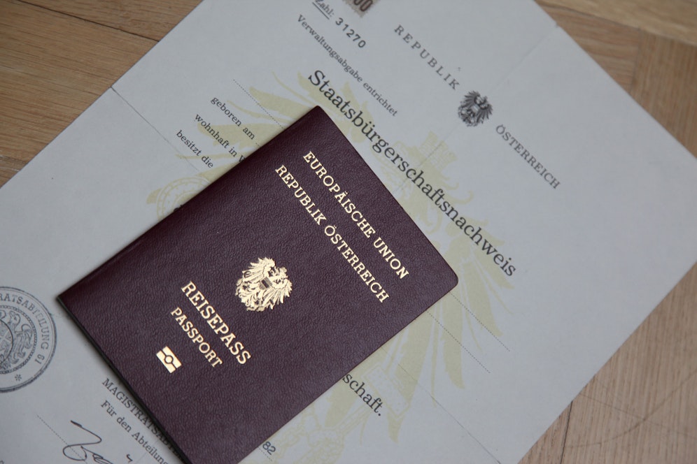 Wer einen Antrag auf die österreichische Staatsbürgerschaft stellt, muss auch Zeugnisse aus der Volksschule nachweisen können. 
