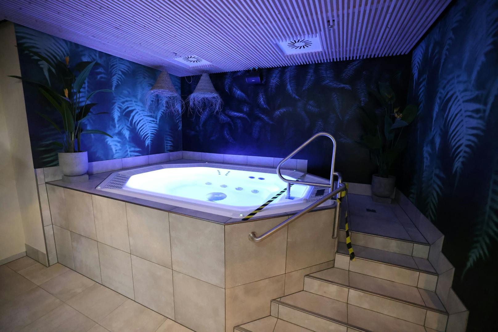 Im Whirlpool entspannen Frauen und Männern in getrennten Bereichen. Gemeinsames saunieren geht für Paar im Wellness-Bereich der Männer.
