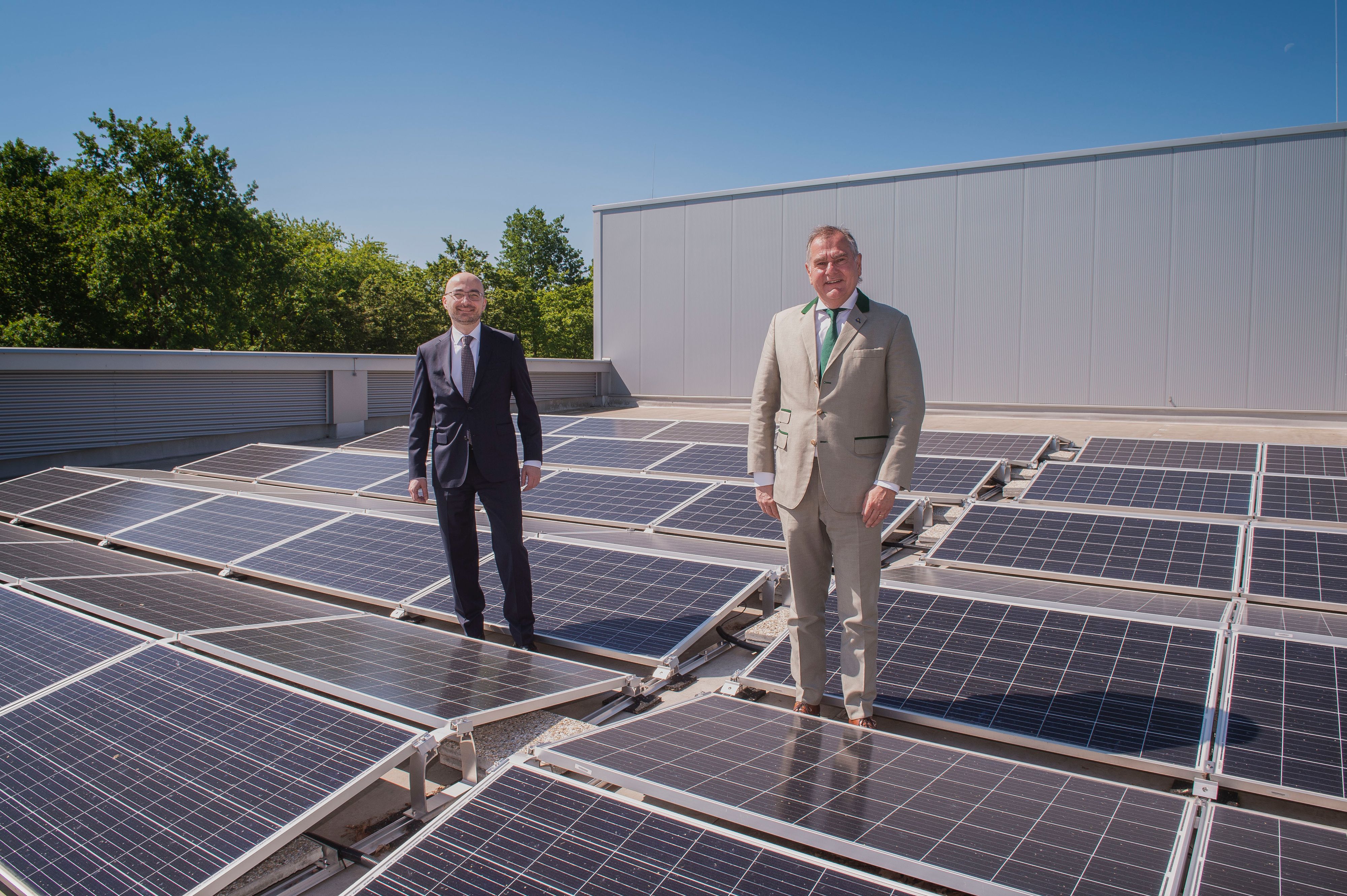 Geschäftsleiter EVN Energievertrieb Jörg Sollfelner und EVN Wasser Geschäftsführer Franz Dinhobl auf dem Dach der Naturfilteranlage in Wienerherberg.