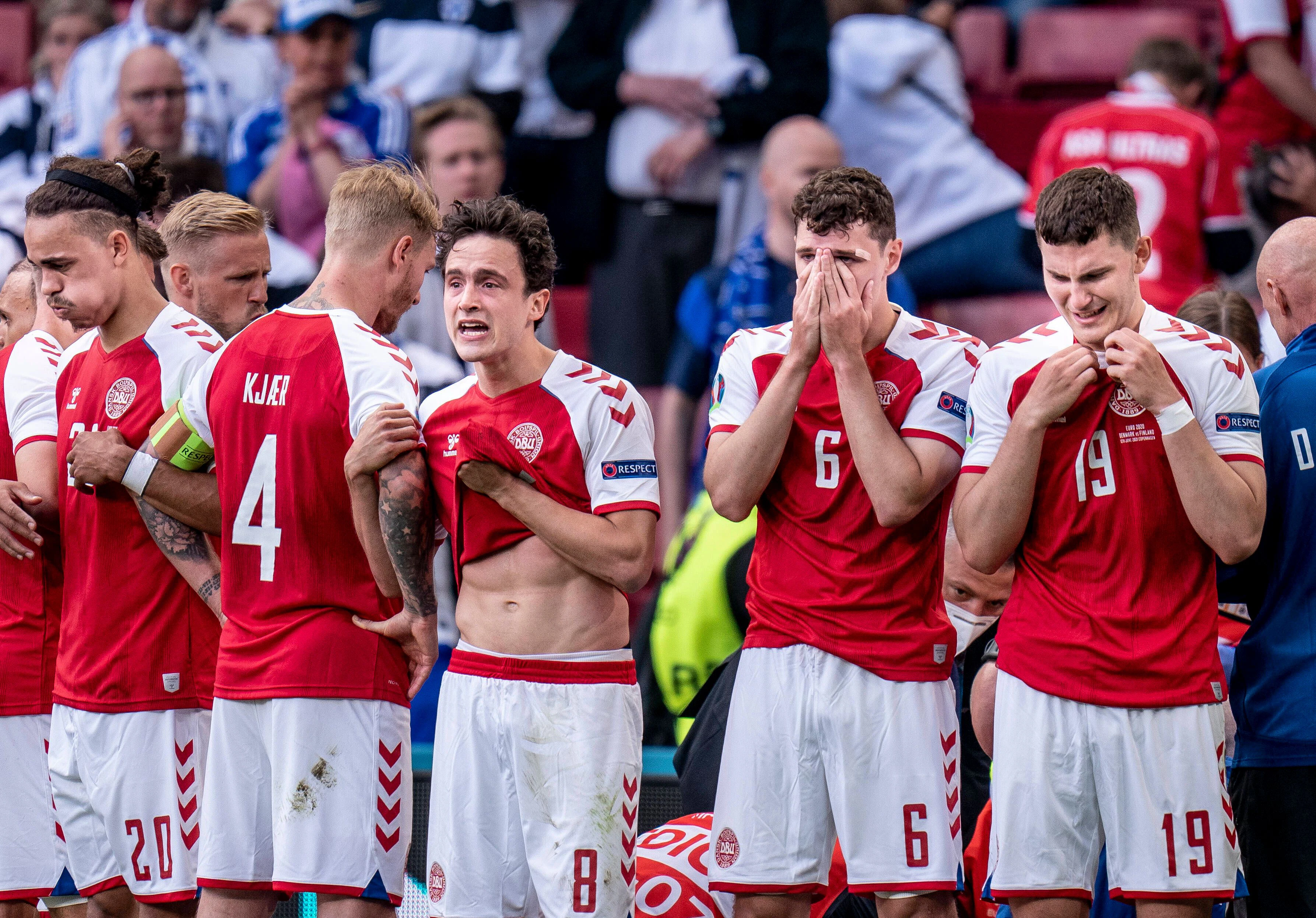 Thomas Delaney (Mitte) konnte nicht glauben, was sich hinter ihm abspielte.