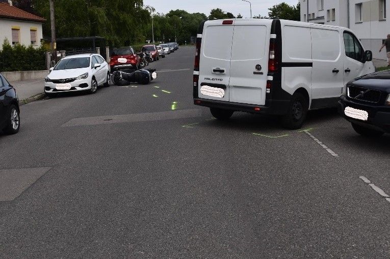 In Wien-Floridsdorf kollidierte Samstagnachmittag ein Klein-Lkw mit einem Motorradfahrer.