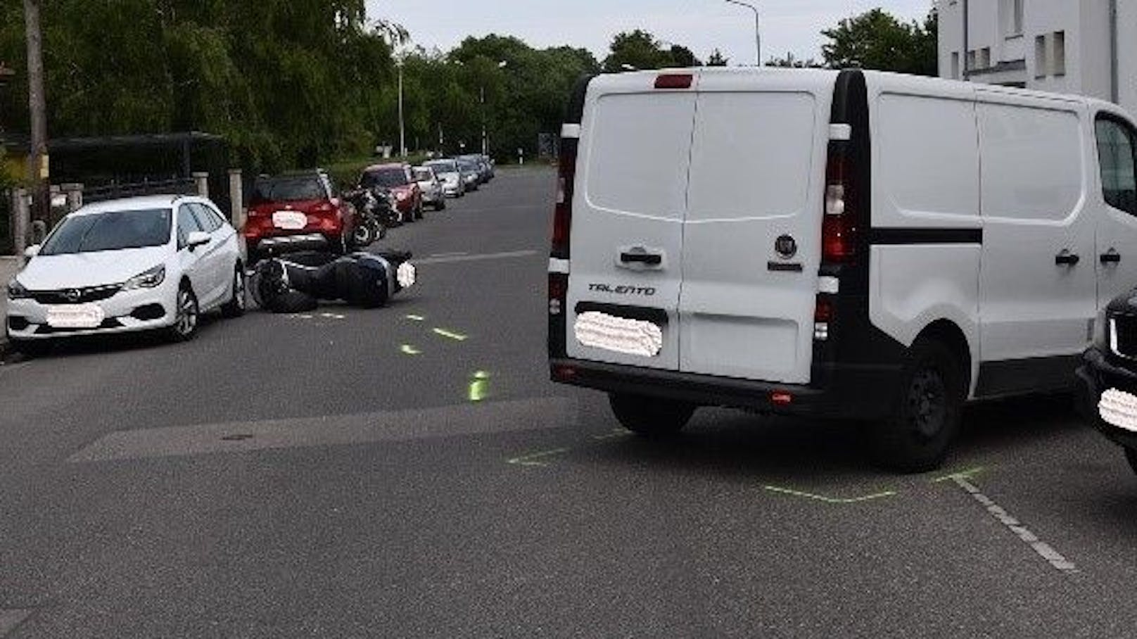 In Wien-Floridsdorf kollidierte Samstagnachmittag ein Klein-Lkw mit einem Motorradfahrer.