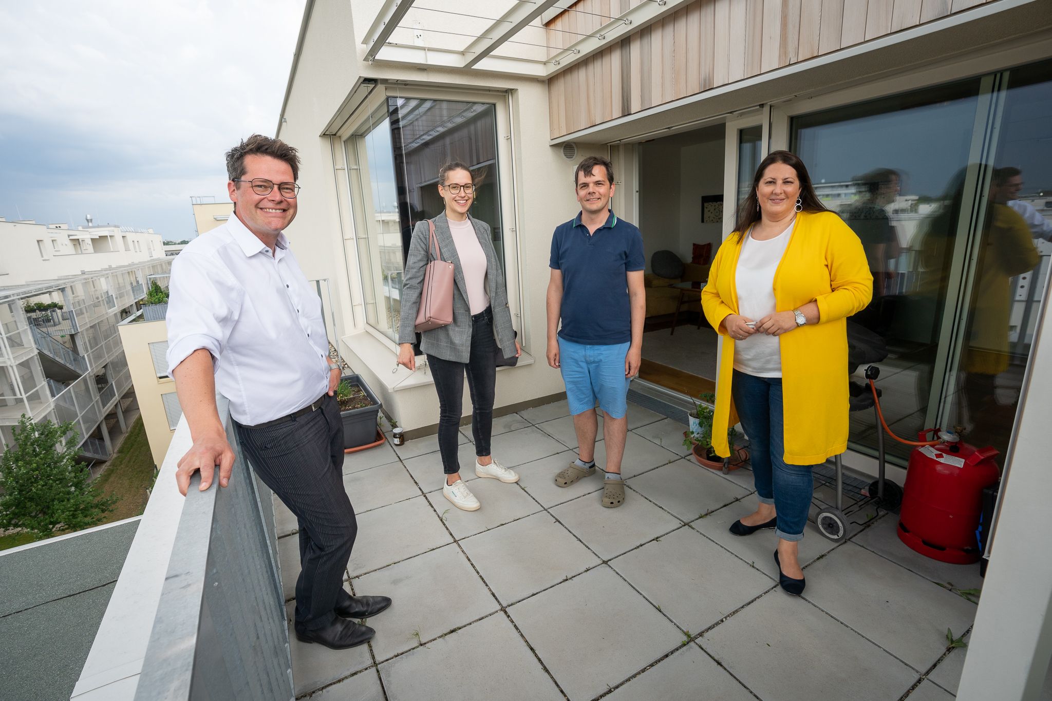 VZBGM Kathrin Gaal und STR Jürgen Czernohorszky - Fototermin beim Wohnbau Mühlgrundgasse