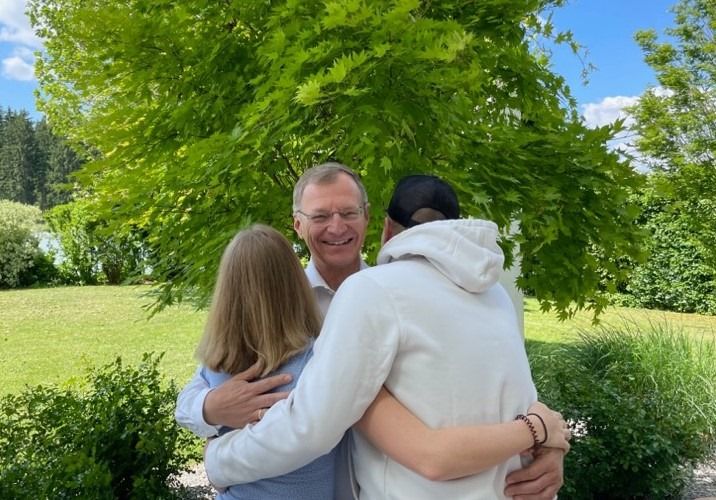 LH Thomas Stelzer umarmt seine Kinder Leni und Luki.