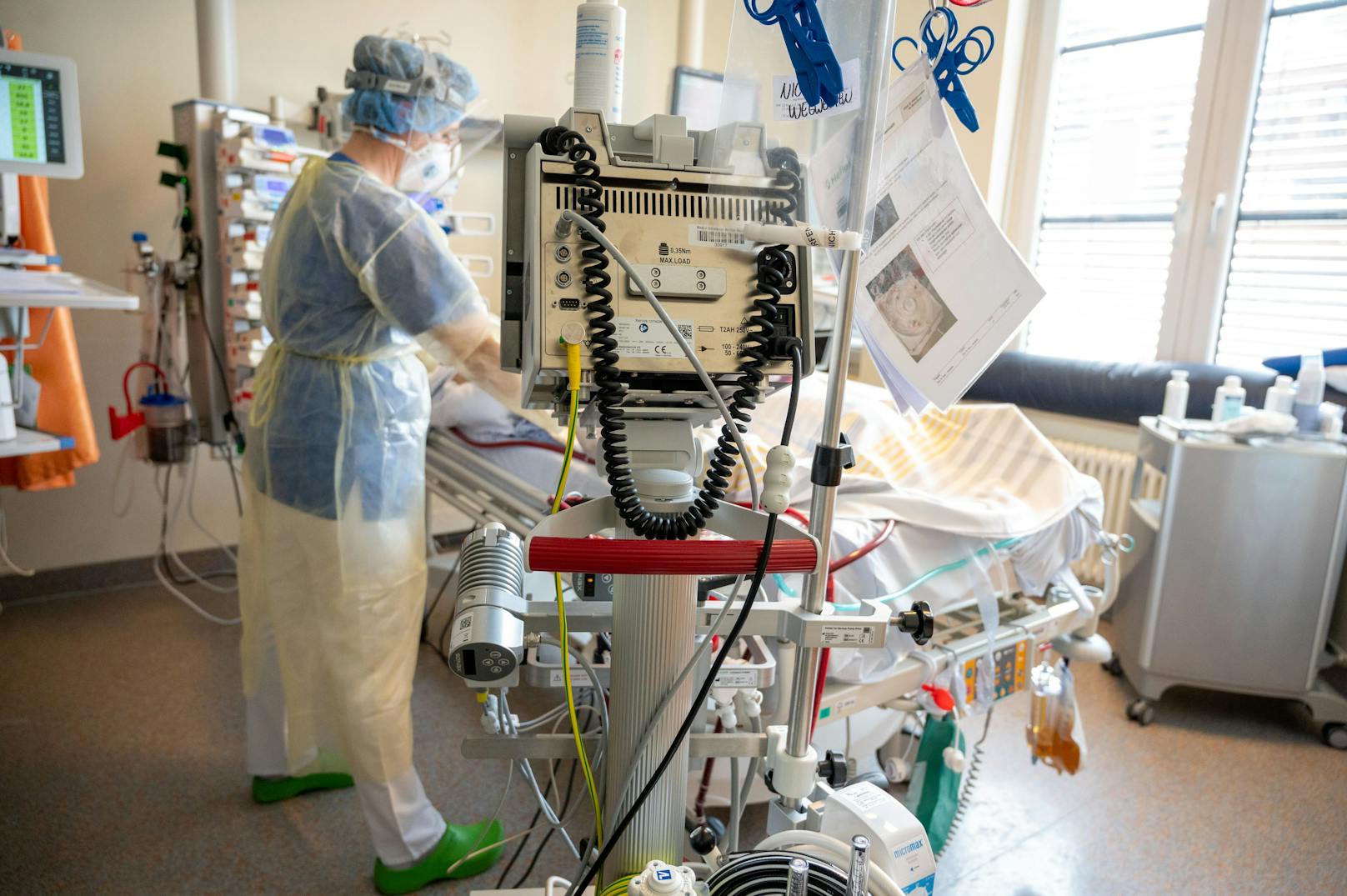 Eine Medizinerin versorgt einen Corona-Patienten auf einer Intensivstation.