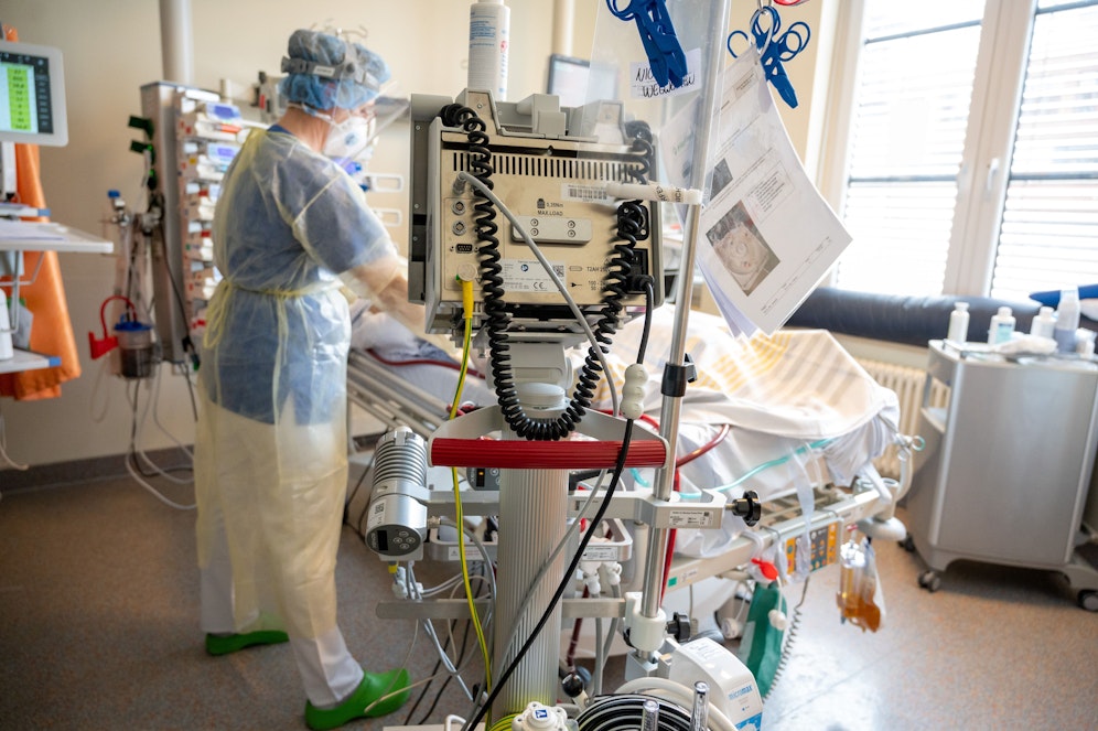 Eine Medizinerin versorgt einen Corona-Patienten auf einer Intensivstation.