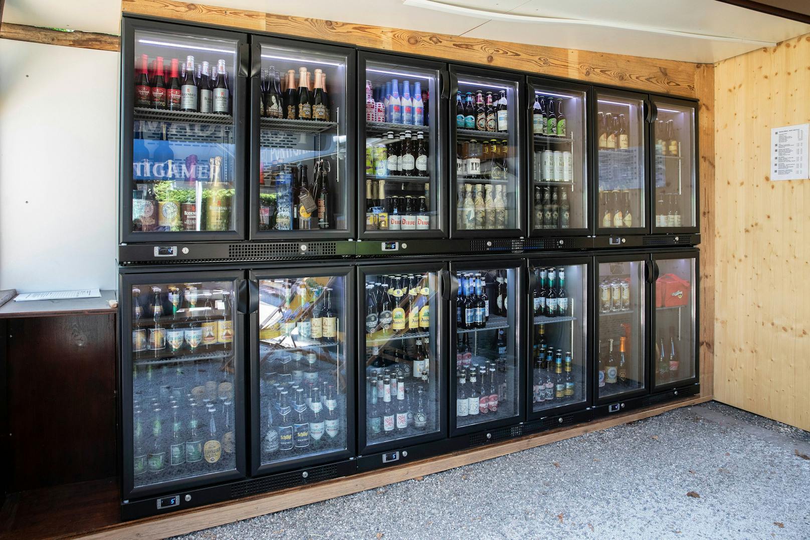 Die Besucher können aus 80 verschiedenen Bieren auswählen.