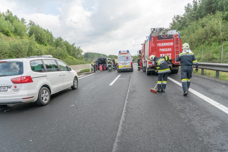 Der Kleinbus wurde total aufgerissen.