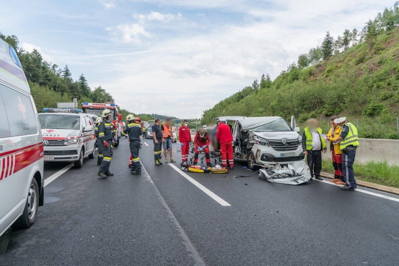 Der Kleinbus wurde total aufgerissen.