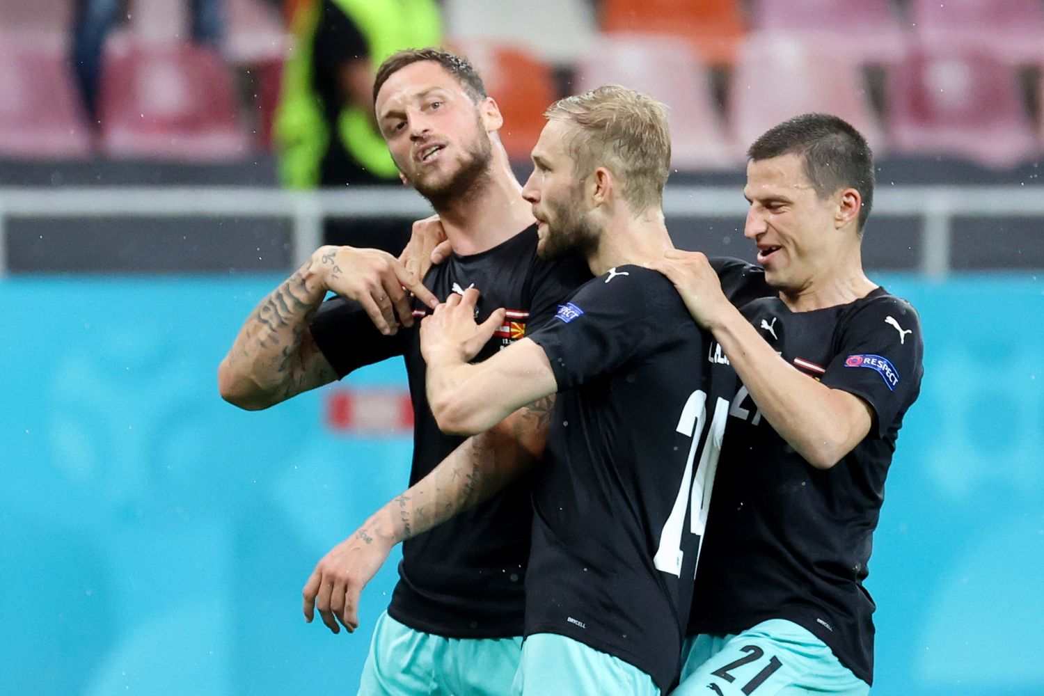 Marko Arnautovic feiert sein Tor mit Konrad Laimer und Stefan Lainer.