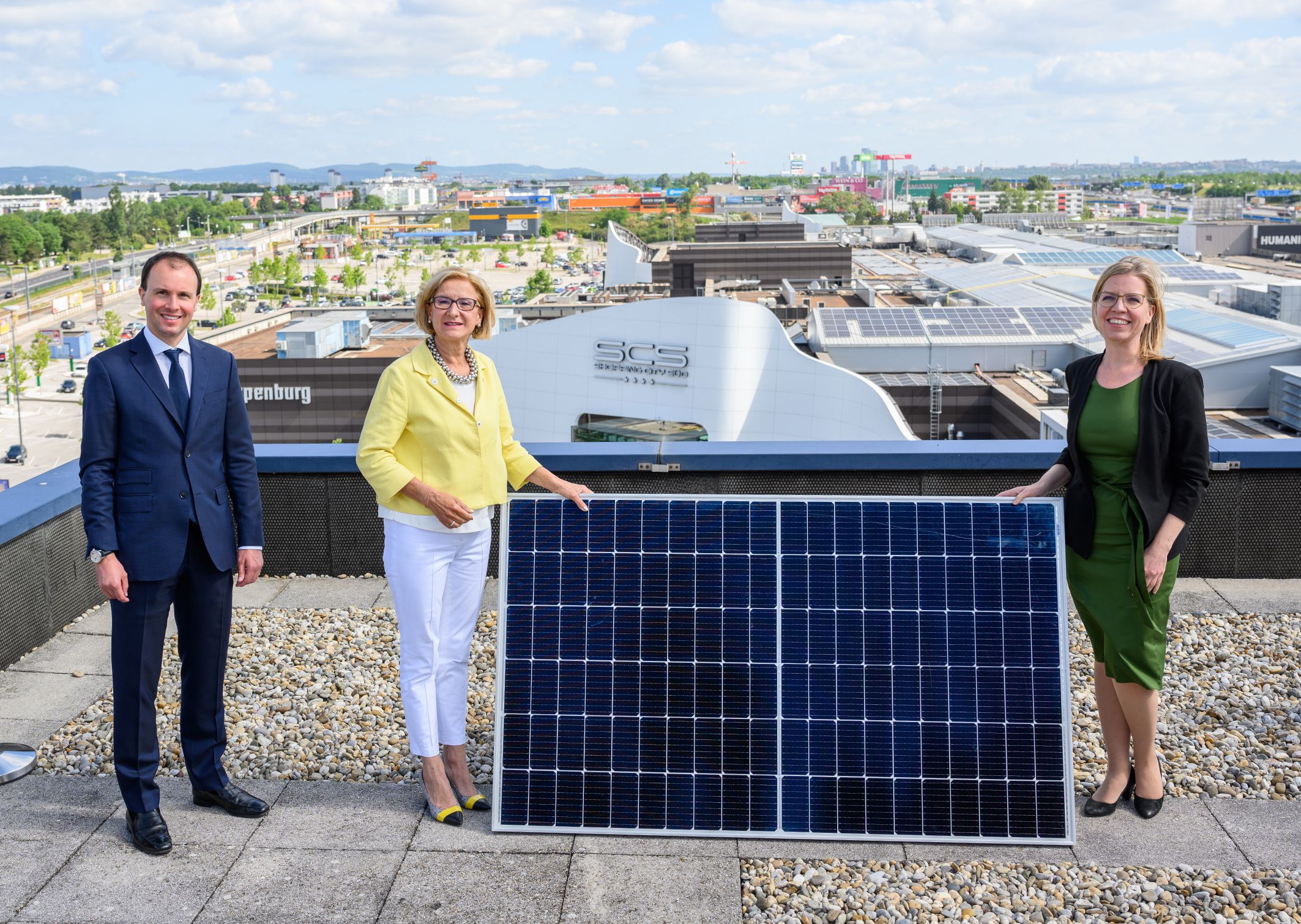 Landeshauptfrau Johanna Mikl-Leitner und Klimaschutzministerin Leonore Gewessler nahmen gemeinsam mit dem Eigentümervertreter Paul Douay (Director of Operations, Unibail-Rodamco-Westfield Österreich & Deutschland) die Anlage offiziell in Betrieb.   