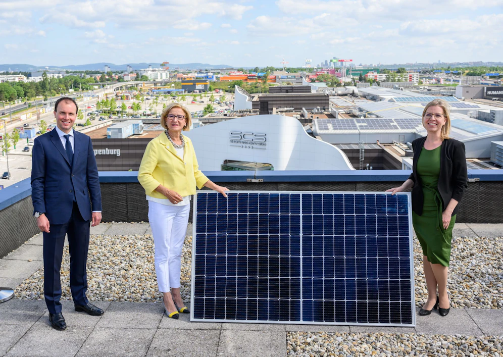 Landeshauptfrau Johanna Mikl-Leitner und Klimaschutzministerin Leonore Gewessler nahmen gemeinsam mit dem Eigentümervertreter Paul Douay (Director of Operations, Unibail-Rodamco-Westfield Österreich & Deutschland) die Anlage offiziell in Betrieb.   