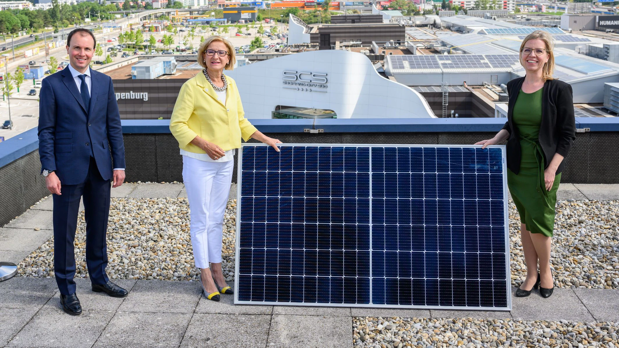 Landeshauptfrau Johanna Mikl-Leitner und Klimaschutzministerin Leonore Gewessler nahmen gemeinsam mit dem Eigentümervertreter Paul Douay (Director of Operations, Unibail-Rodamco-Westfield Österreich & Deutschland) die Anlage offiziell in Betrieb.   